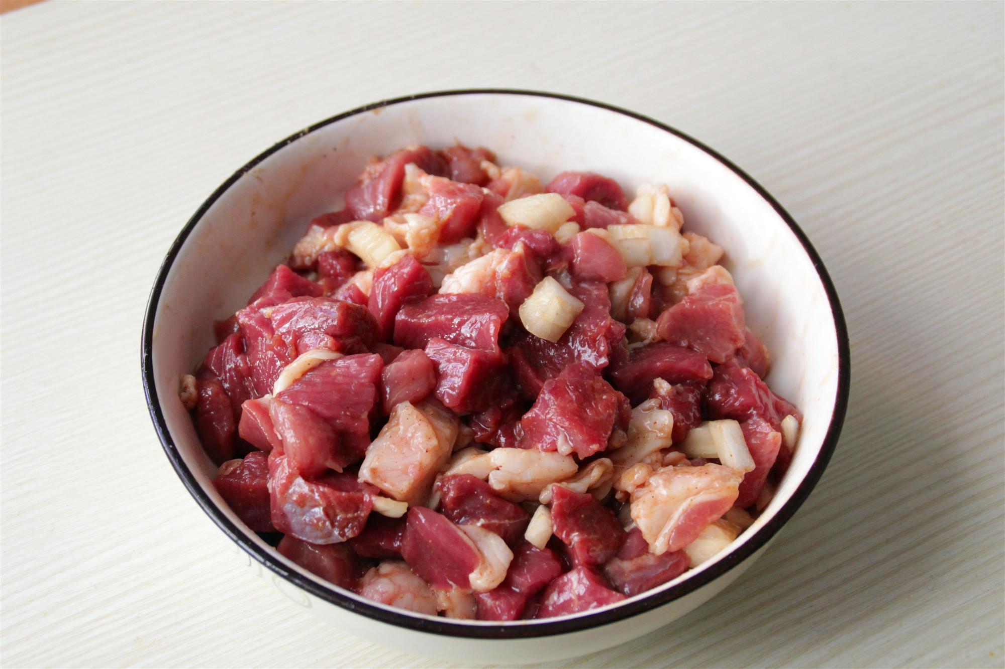 羊肉和孜然是绝配，教你在家烤羊肉大串，味道和烧烤店的一样好吃