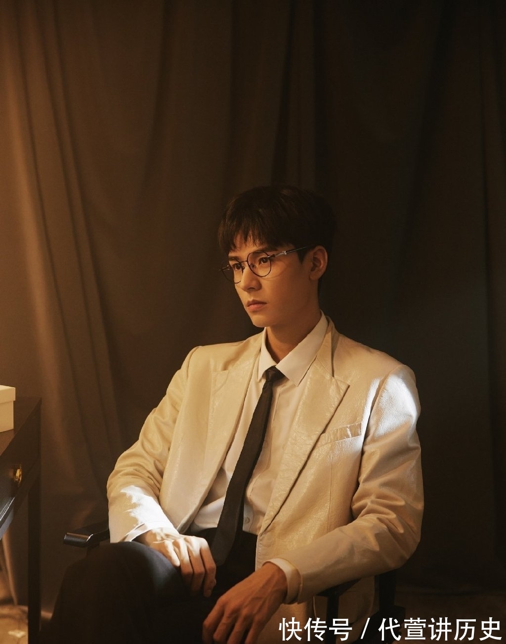 龔俊|龔俊:《中餐廳》快樂中的“打工人”,他這套西裝制服太可了!