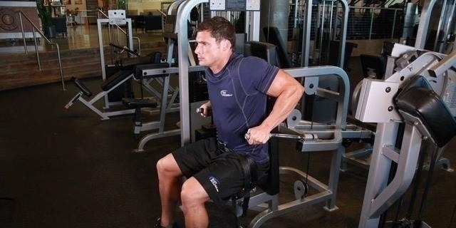 新手都在做俯卧撑,老手却拿双杠臂屈伸练胸,这两个动作差在哪