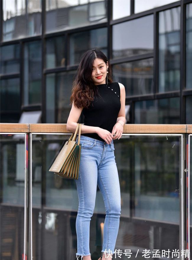牛仔裤 小姐姐们的身材都真好,长发飘飘搭配紧身牛仔裤,性感十足