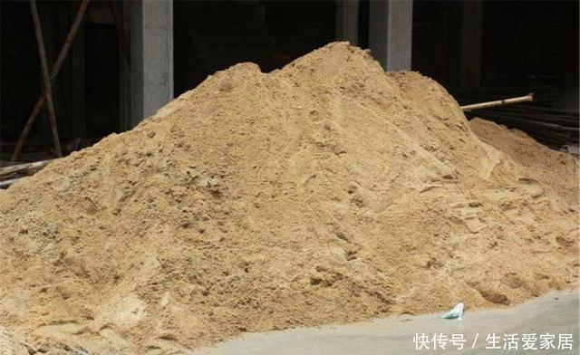 花盆|王大姐养花,在工地捡来3种东西,埋花盆里透气、不烂根