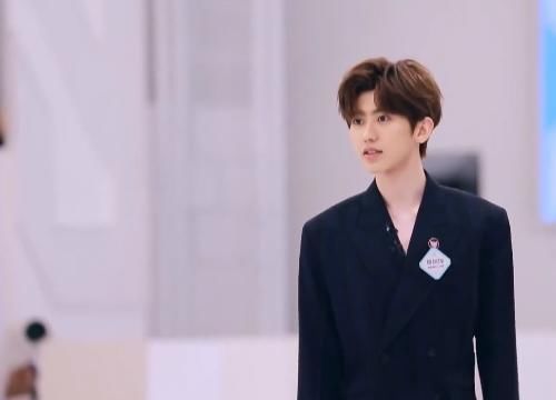 《青2》定档发新预告蔡徐坤率先出场,谁注意导师座位咋排的