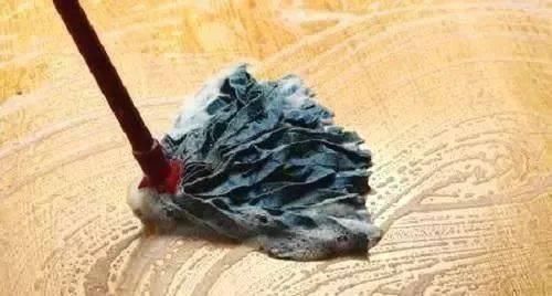 洗衣液|教大家几个拖地小妙招，地板干净锃亮，半个月不拖也不落灰