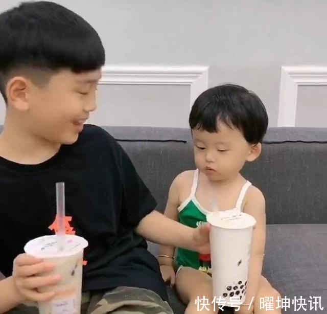 小哥哥|妹妹想喝哥哥的珍珠奶茶,哥哥用笔给妹妹“画”了一杯,妈妈笑翻