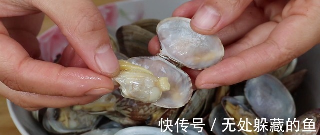 洗花甲不要只加盐,老渔民教你一招,花甲疯狂吐沙,又快又干净!