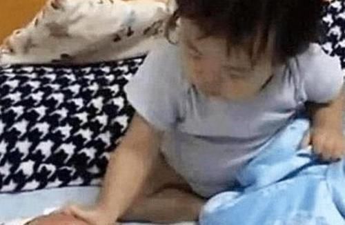 弟弟|2岁姐姐午睡被弟弟吵醒,姐姐反应让人心暖,看完想要孩子