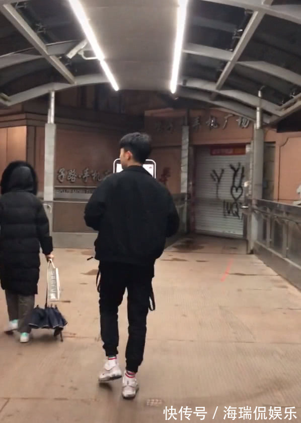 姨妈巾鞋 如今“姨妈巾鞋”成为了潮男的宝贝,比AJ还帅气,而且显个子!