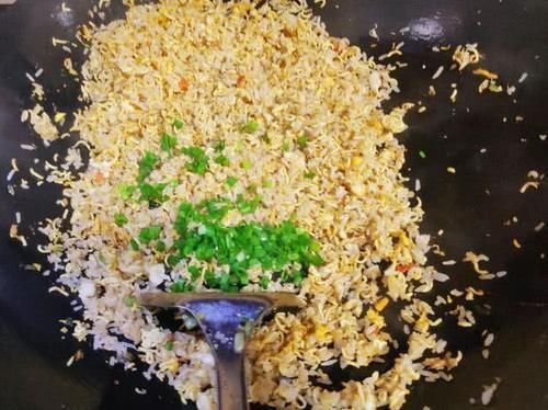 泡面|泡面蛋炒饭解锁创意炒饭,味道真不是一般的香