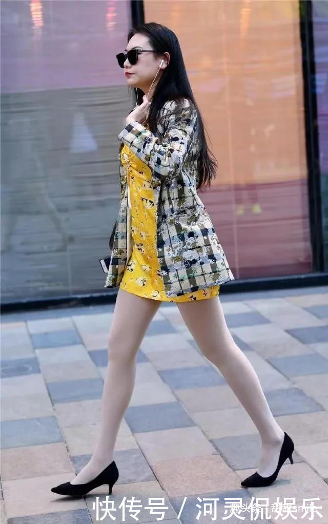 美女搭配上优雅的尖头高跟鞋,让中年的她也能够散发出特别的韵味