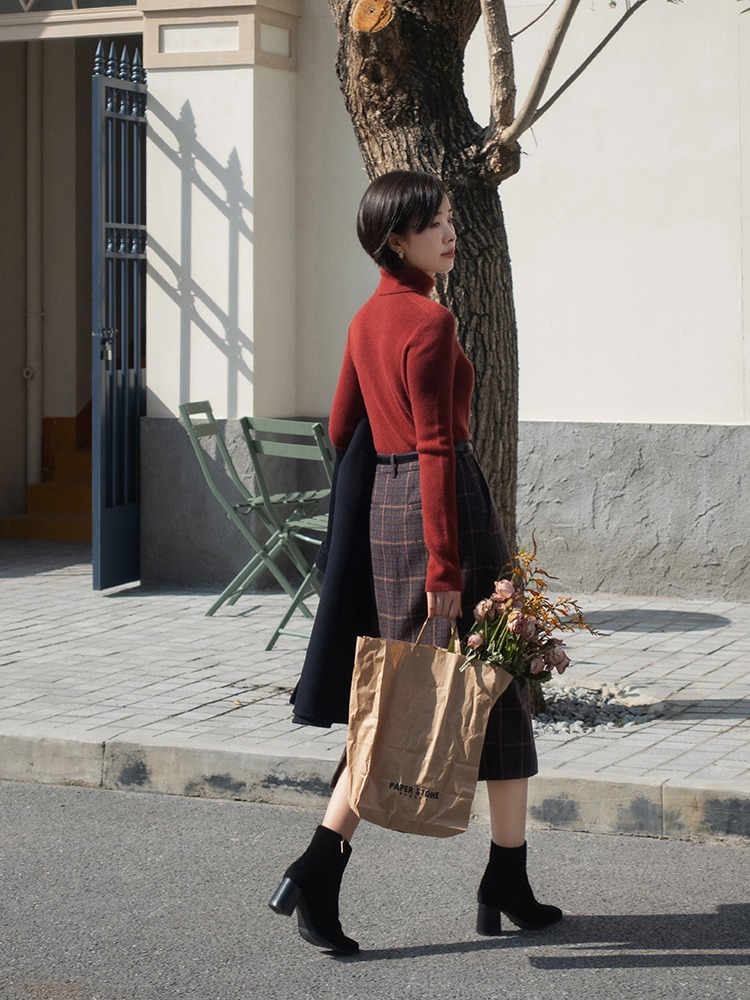 墨绿色|有气质的女人,都爱穿这4种色彩的针织衫,结合半身裙温柔又洋气