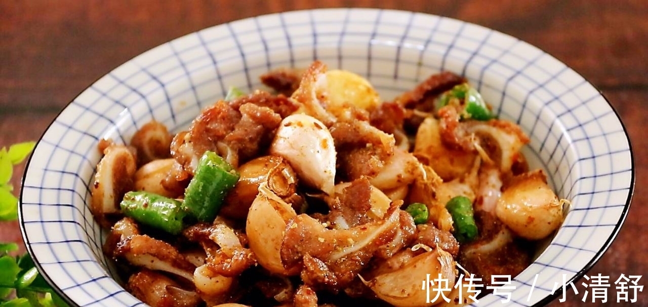 大蒜头|一盘大蒜,2块猪脆骨,先炸后炒,简单两步就能搞定,好吃不难做