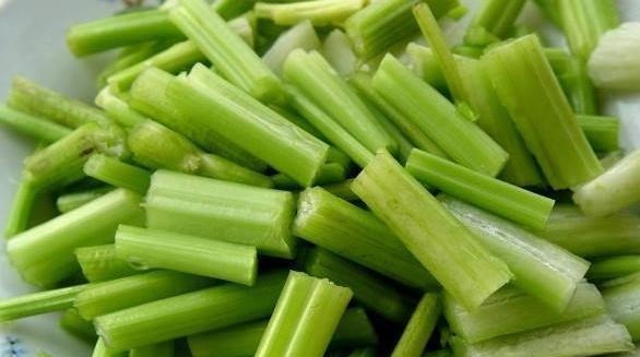 芹菜|吃芹菜为什么不吃叶?营养师讲出真相,后悔现在才知道!