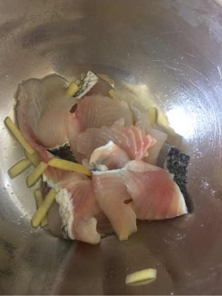 鱼肉不要红烧了,试试新做法,酸甜酥脆味道赞,做一盘都不够吃