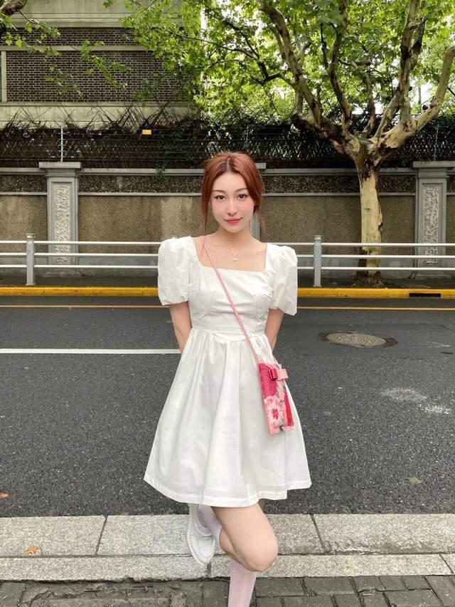 穿搭|秋天,穿上白色的初恋连衣裙,秒变白月光,正适合约会穿
