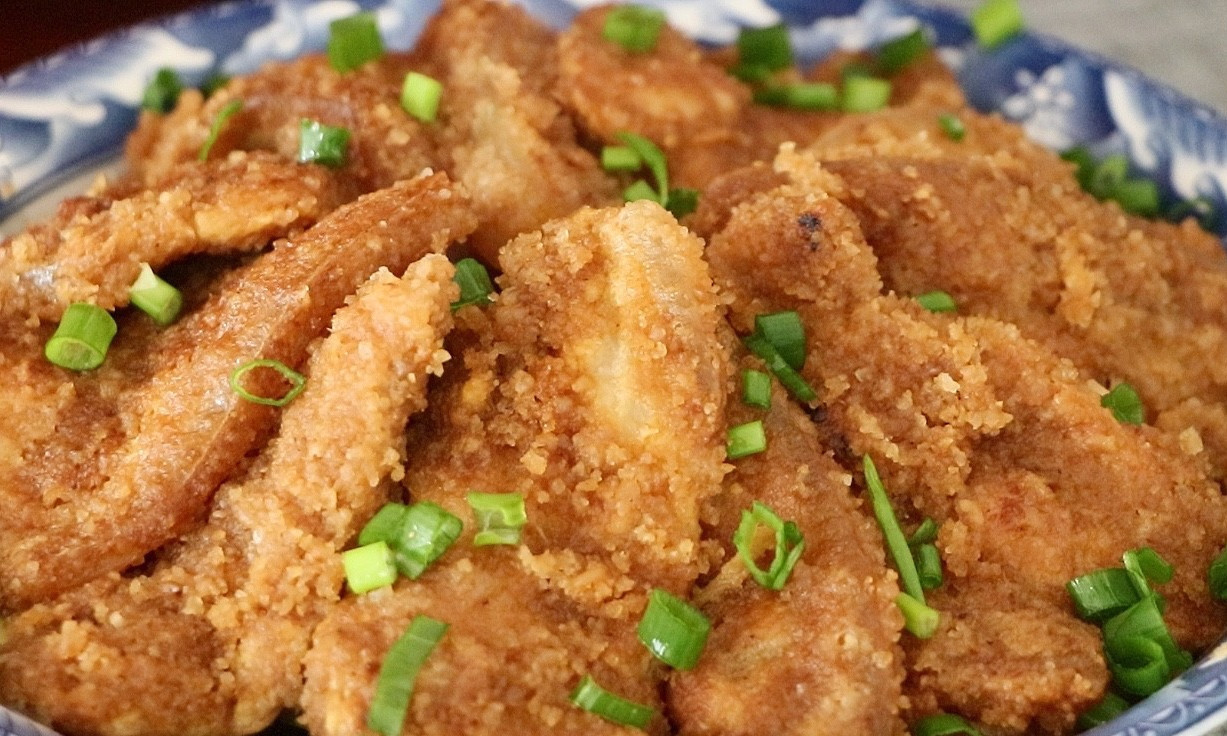 年夜饭,猪肉这样做赛过粉蒸肉!加上两个鸡蛋,小孩抢着吃它