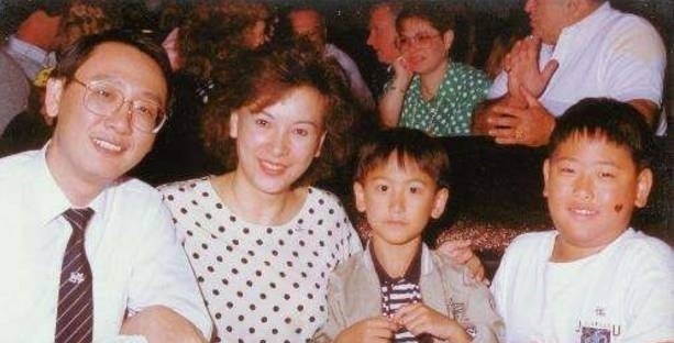 一品|农村穷小子,靠卖窗帘年赚5亿,却英年早逝,留下800套房产