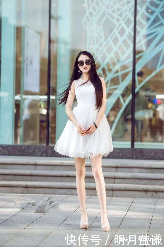 美女脚上踩着一双黑色的高跟凉鞋,让她出街的时候带着优雅的姿态