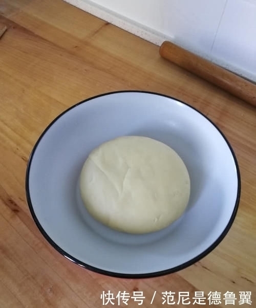 面粉这样做,只要一个蒸锅,比馒头松软香甜,吃一次就会喜欢上它