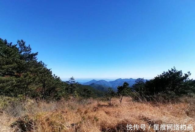 仙游石剑山，山顶一巨石形似利剑，有点霸气