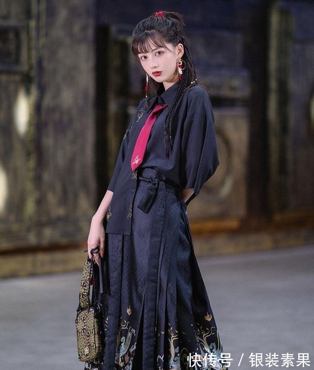 jk 最近火了一种穿法叫“上面JK,下面汉服”,高级感十足,太养眼