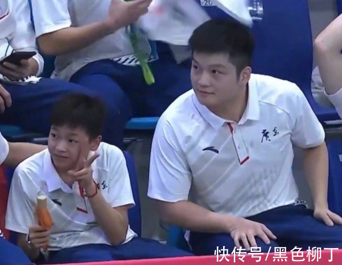 颁奖典礼|全红婵“大闹”颁奖典礼！连抱3奥运冠军，现场观众喊到撕心裂肺