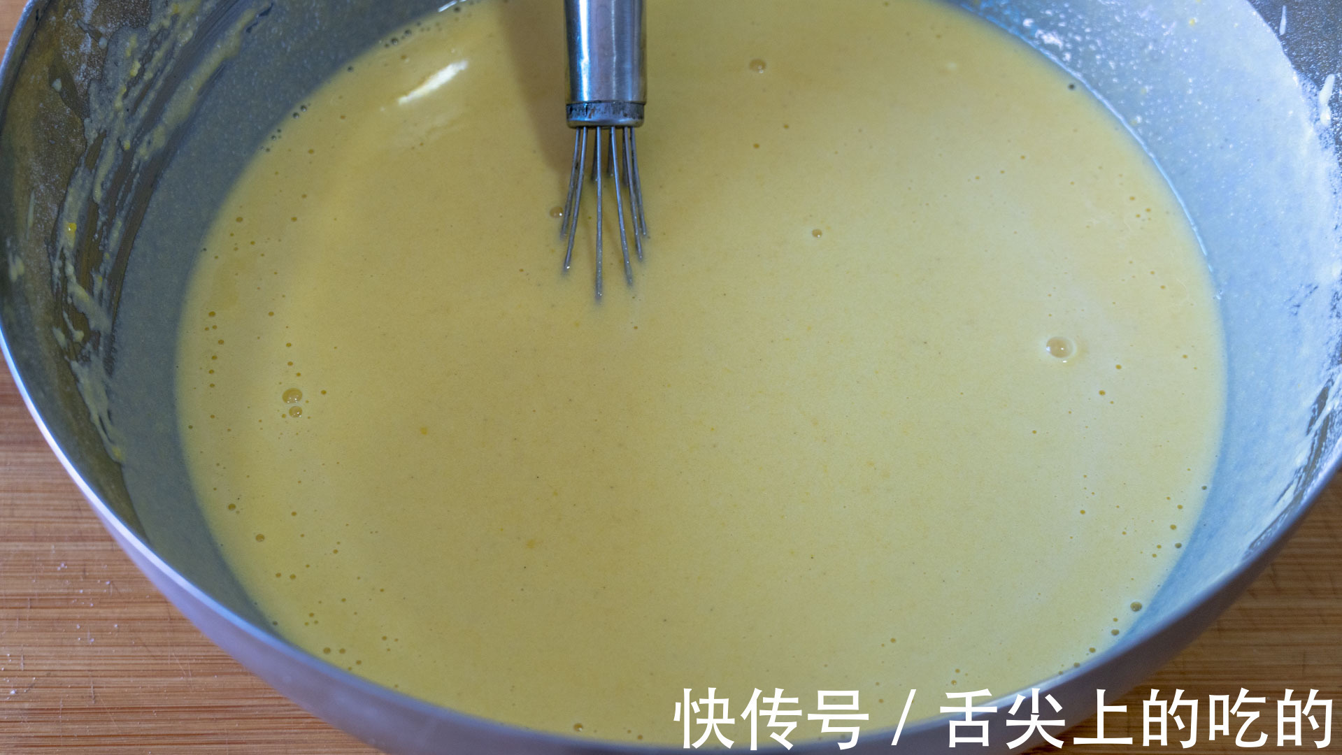 玉米面这样做，比蛋糕还好吃，柔软香甜，简单几步，2分钟出锅