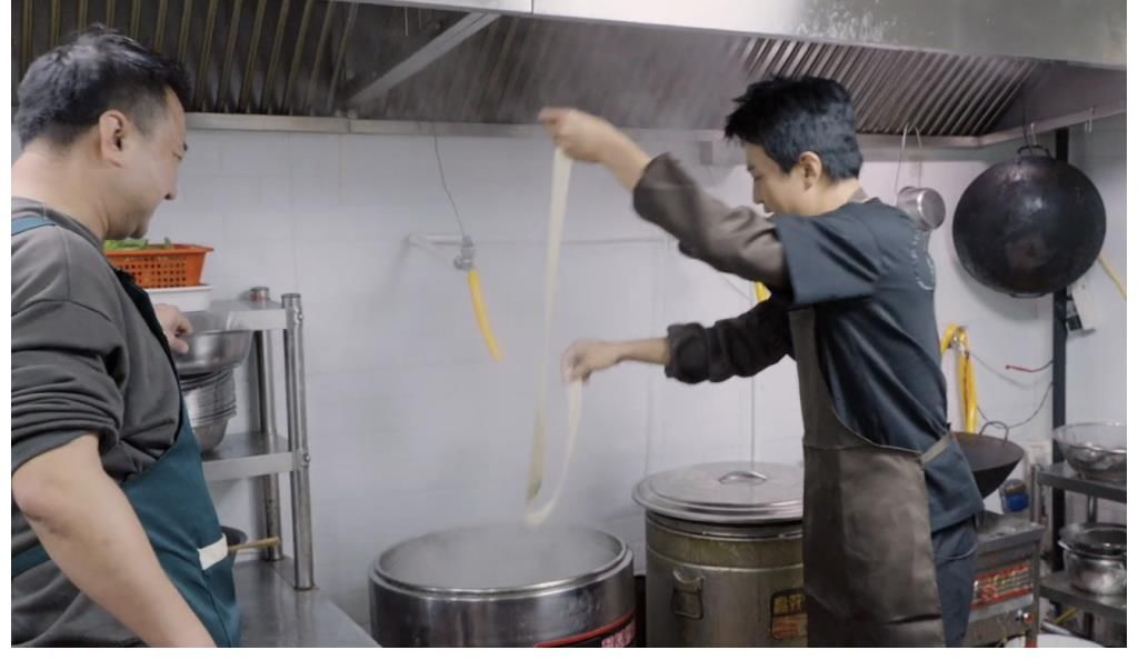 邓超给家人做biangbiang面，没放油泼辣子，孙俪激动发文秀恩爱