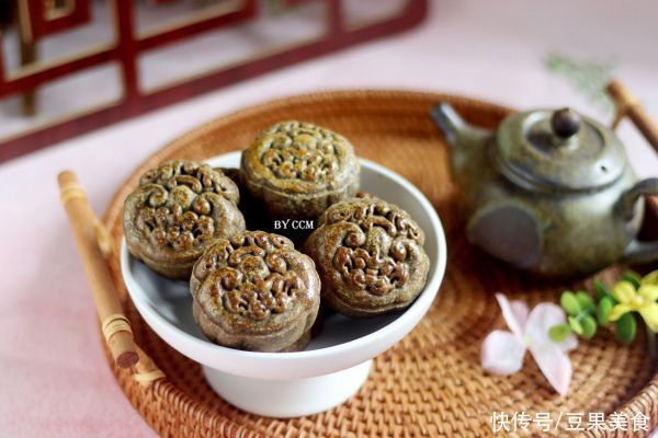 香辣黑芝麻月饼|香辣黑芝麻月饼，分享一个好用的月饼皮配方