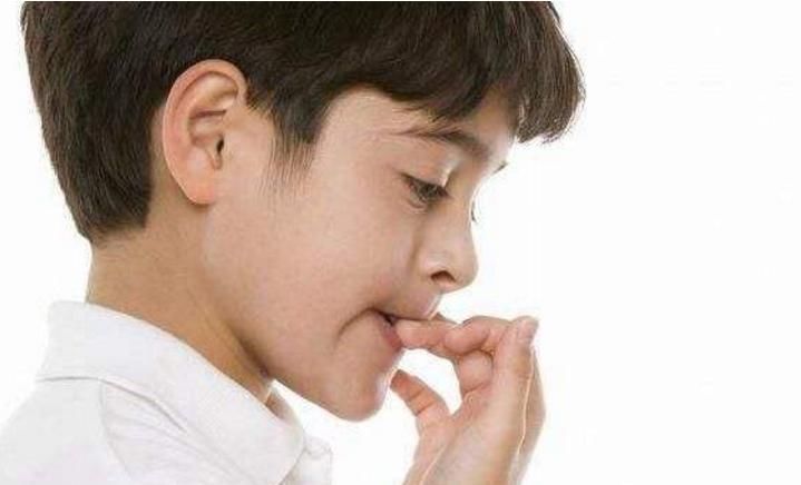 妈妈|3岁小男孩爱啃指甲,妈妈紧急纠正,奶奶:不就吃个手,有啥要紧