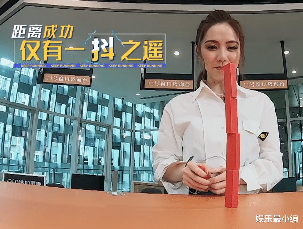 好笑吗?《奔跑吧》玩电击游戏,邓紫棋被电到手抽筋,口水都出来了