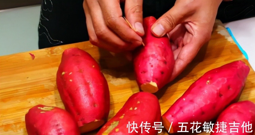 烤红薯时，不要用烤箱了！电饭锅不放一滴水，糖汁四溢香软好吃！