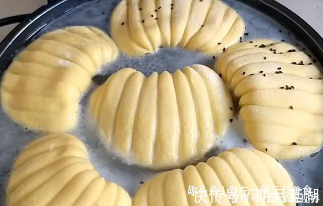 秘制|玉米面是宝,教你秘制新吃法,不蒸不煮不炸,出锅全家流口水,香