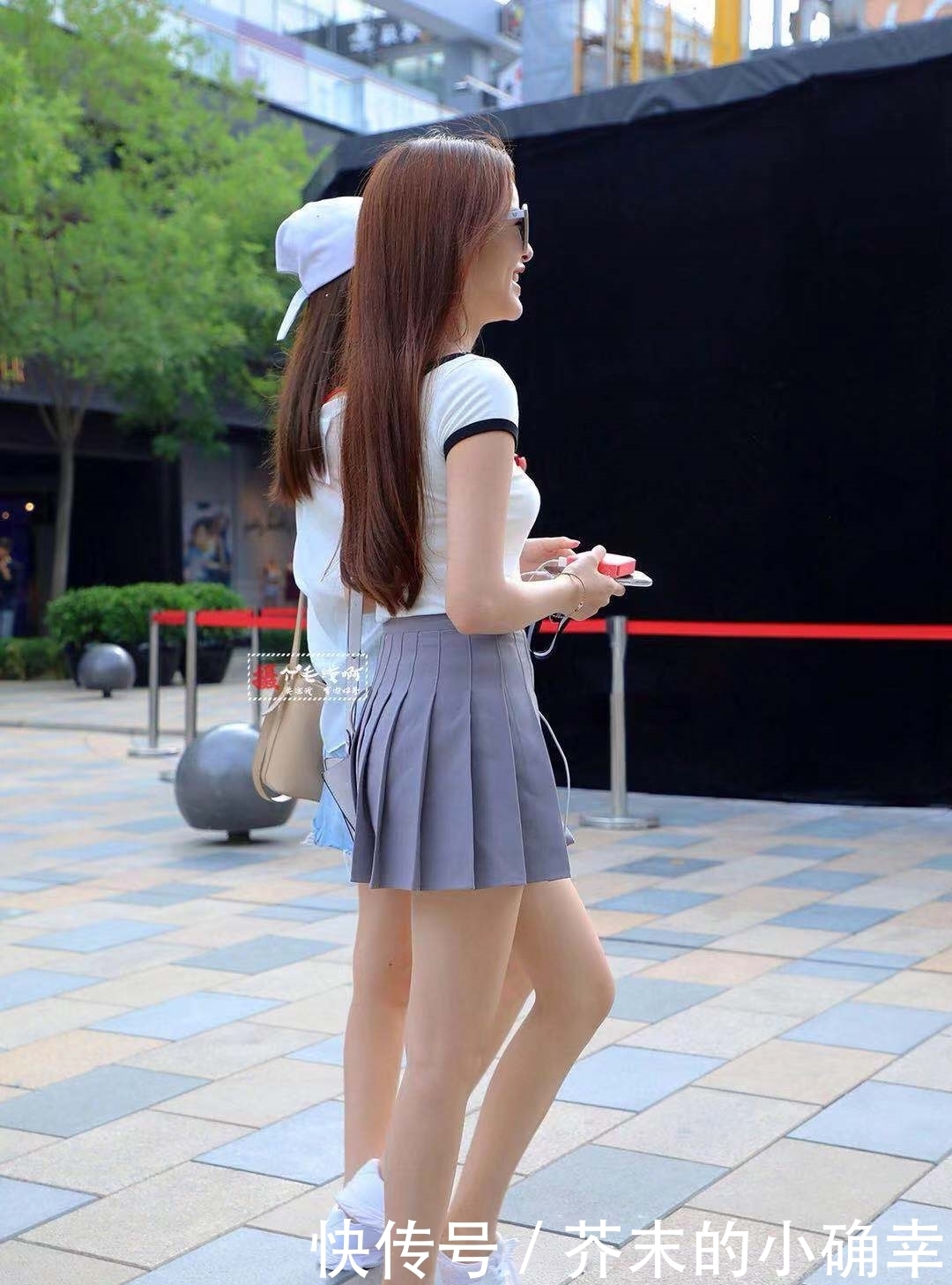 运动感|街拍:两个小姐姐穿着运动风 运动感十足