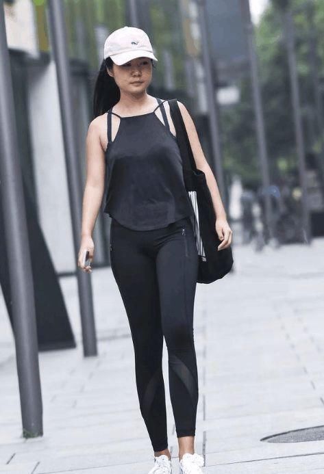 运动风 这个女人也太辣了!肚兜搭配瑜伽裤, 运动风休闲风二合一!