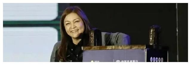 石川佳纯晒童年照，母女同框，情深似海