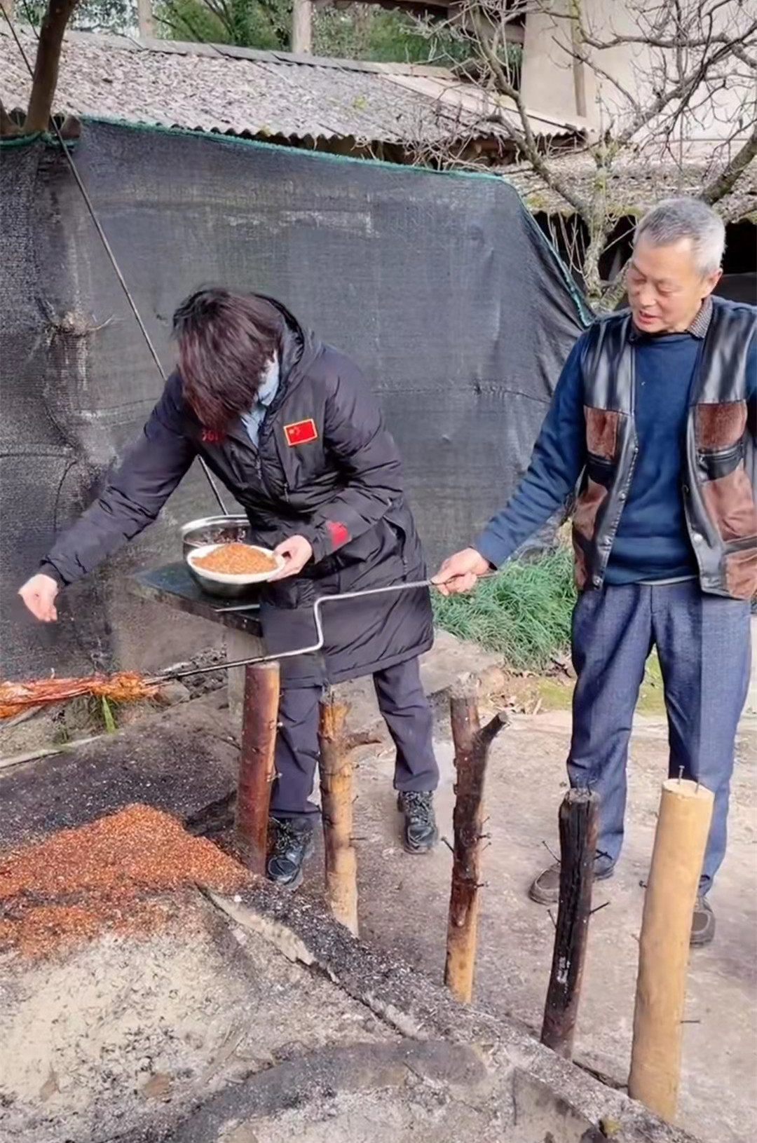 烤肉|51岁跳水皇后回农村烤肉!穿1000元羽绒服很低调,化妆前后差距大