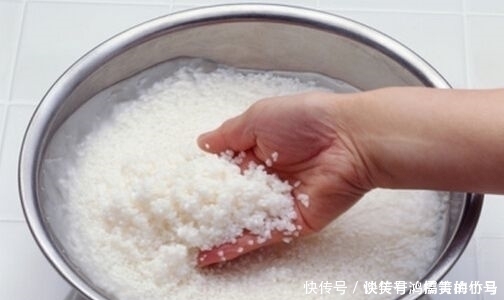 淘米水煮|毛巾用久了臭又滑，这样清洗一遍跟新买的一样，不得不感叹聪明