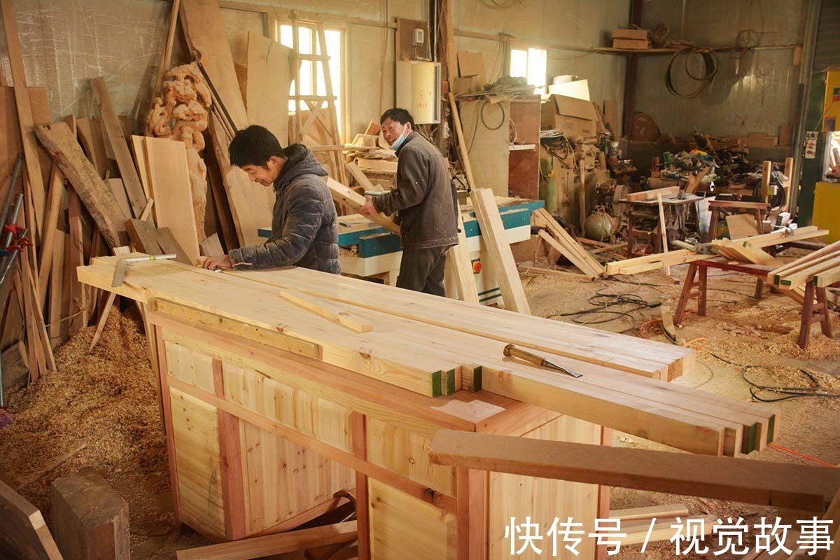 精雕!山村村民把枯树根捡回家,精雕细刻仔细打磨,万元不卖