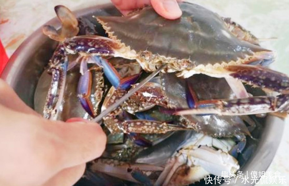 入味|蒸螃蟹时,直接上锅蒸就废了,多做这1步,蟹肉鲜香入味不流黄
