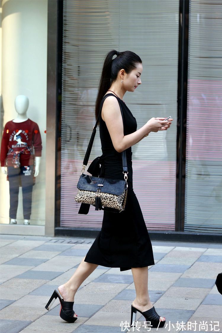 美女 街拍:美女黑色修身牛仔裤搭配黑色长靴,有层次感,显得非常漂亮