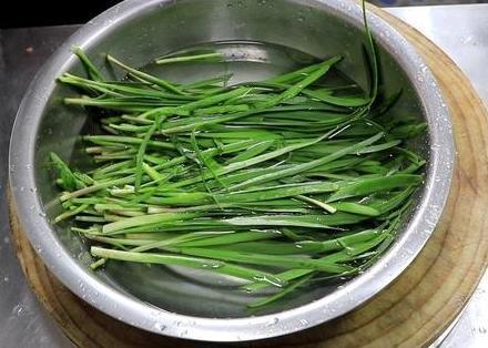 正宗的韭菜炒鸡蛋做法,鸡蛋滑嫩,韭菜翠绿不出水,越吃越香