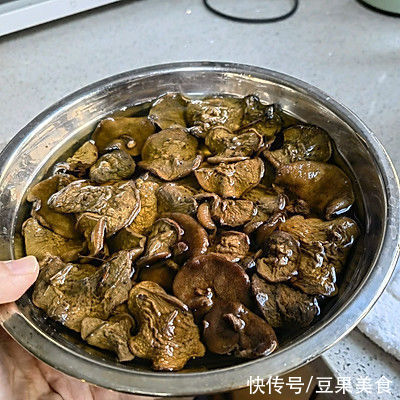 菌菇排骨汤|#圣迪乐鲜蛋杯复赛#菌菇排骨汤