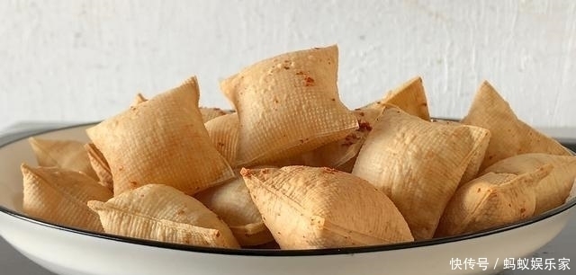 豆腐皮最好吃的新做法,盐水一泡,烤一烤,无油健康,个个鼓大泡