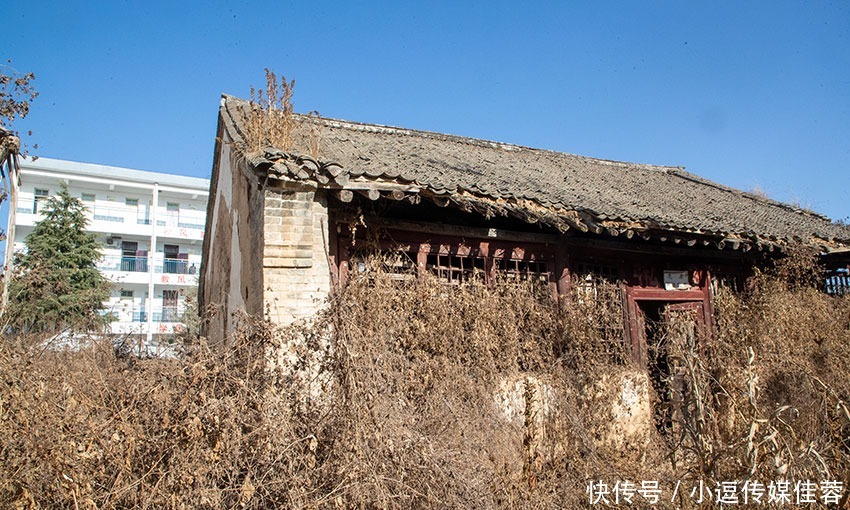 这所学校里藏一座守备衙门，始建于清乾隆七年，损坏严重令人惋惜