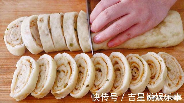 做法|2个土豆1碗面，这做法实在太香了，松软多层像面包，吃一次忘不了