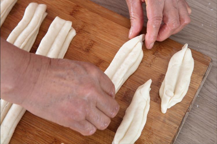 早餐店老板教你炸油条,分享详细配方,个个蓬松酥脆,干净又卫生