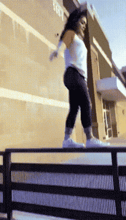 |搞笑GIF趣图:第一次去女友家,错把丈母娘当女友