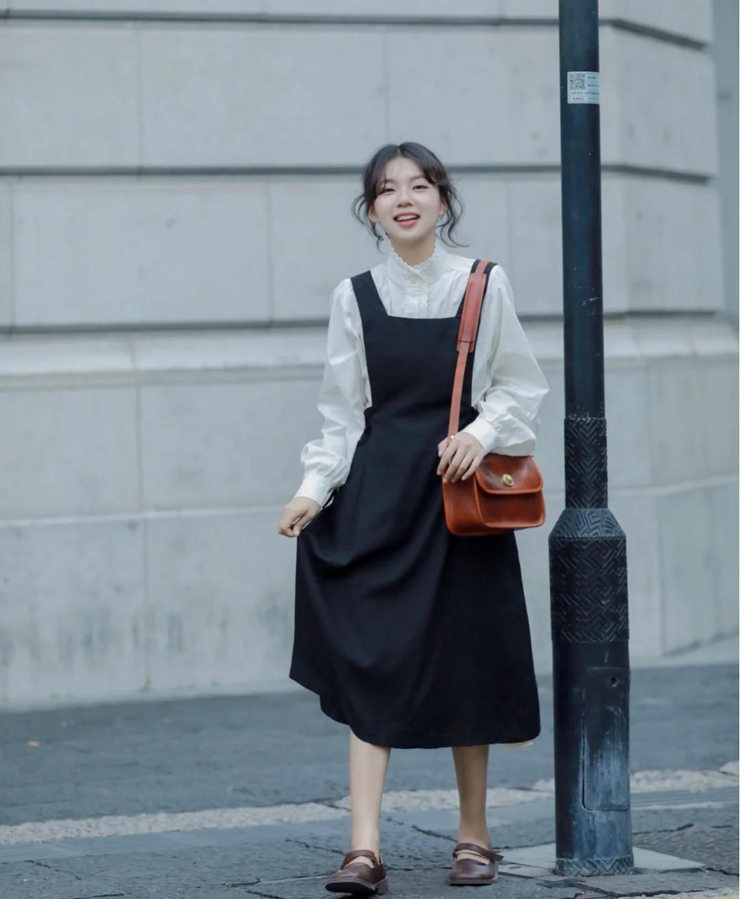 搭配|秋季,矮个子的搭配指南,白色衬衫搭配背带裤可甜可咸,显高显瘦