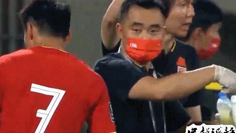 国足|有分歧!蒿俊闵场边现罕见1幕:一度与国足教练郑斌激烈争论!
