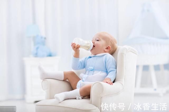 孩子|双胞胎相差10斤姐姐吃母乳,妹妹吃奶粉,半年后两孩子差距明显